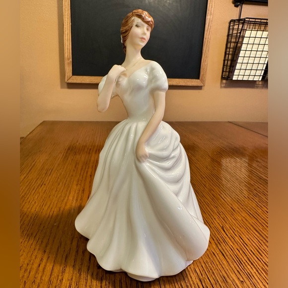 Royal Doulton Vanity Fair Ladies Figurine, Patricia HN2715, Rare Retired, No Box - Picture 2 of 10